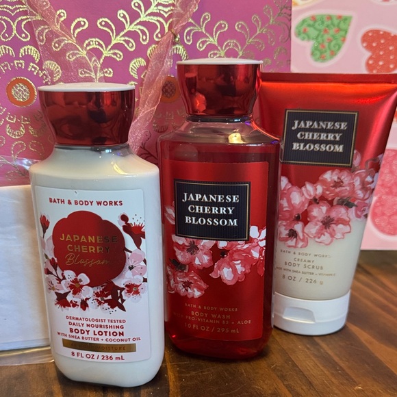 Bath & Body Works Japanese Cherry Blossom Trio - Red & White - Picture 2 of 9